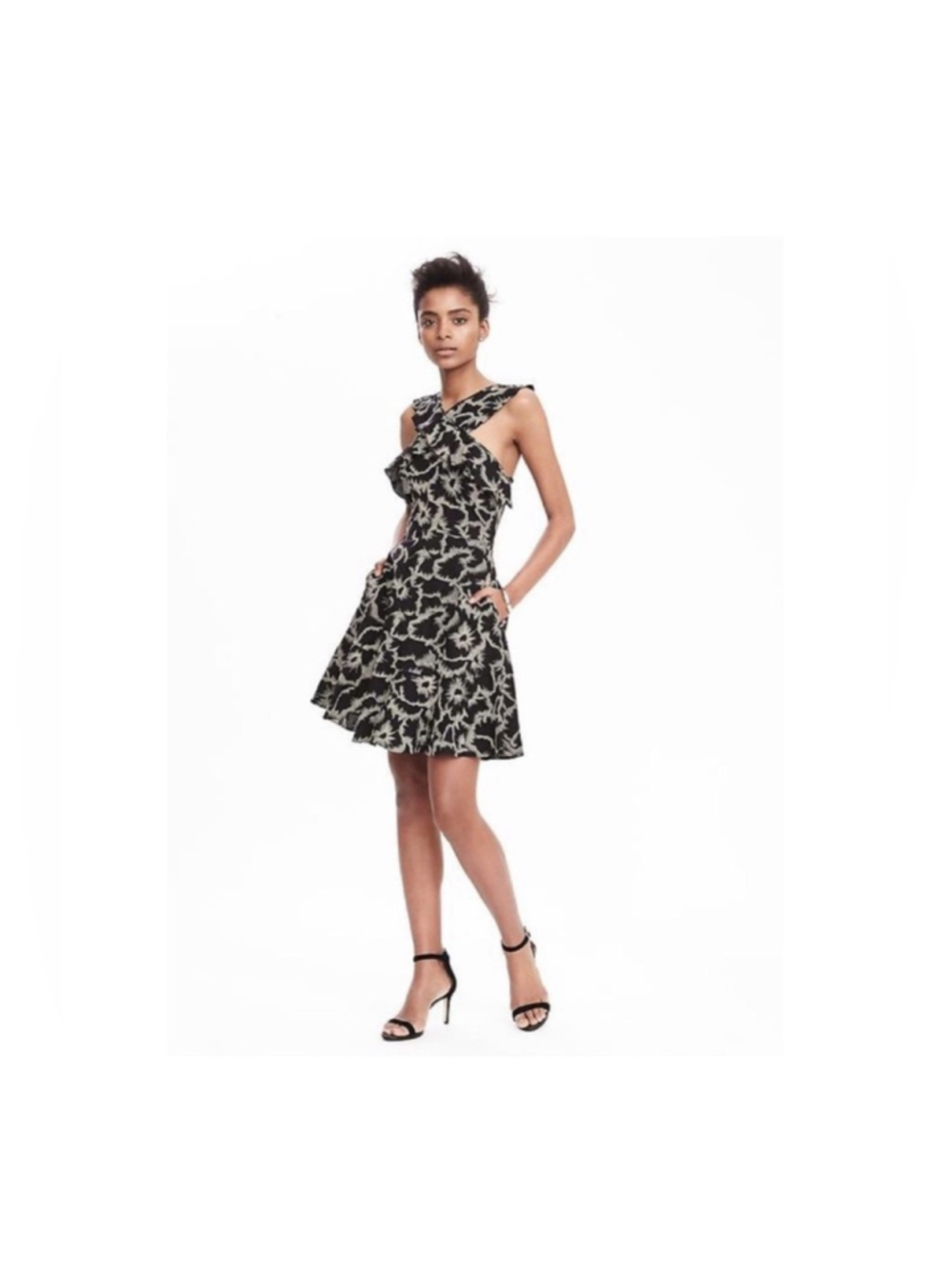 Banana republic Halter Ruffle Embroidered floral Dress size 8 blogger fave